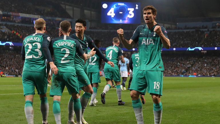 Jugadores del Tottenham celebran gol del Llorente