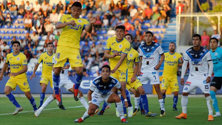 Noe Maya, de San Luis, intenta rematar en el duelo vs Celaya