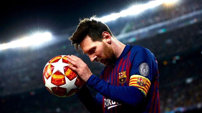 Messi toma el balón de la Champions 