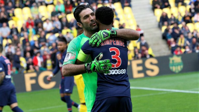 Gianluigi Buffon y Pascal Kimpembe se abrazan