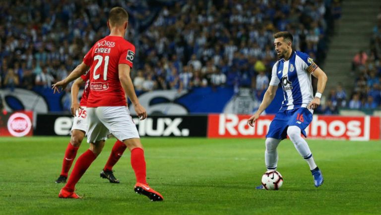 Herrera conduce el esférico en un partido con el Porto
