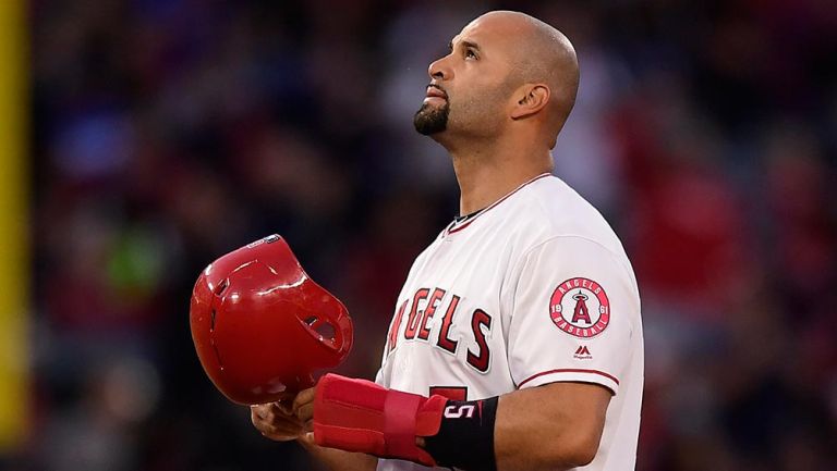 Pujols mira al cielo tras superar a Babe Ruth