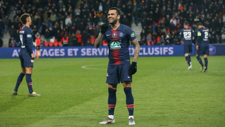 Dani Alves celebra en un partido del PSG