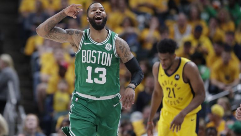 Marcus Morris festeja una anotación contra los Pacers