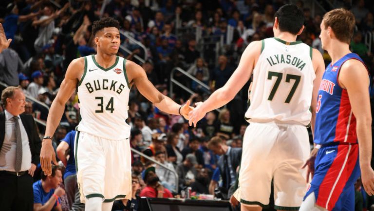 Jugadores de los Bucks festejan una anotación ante Detroit