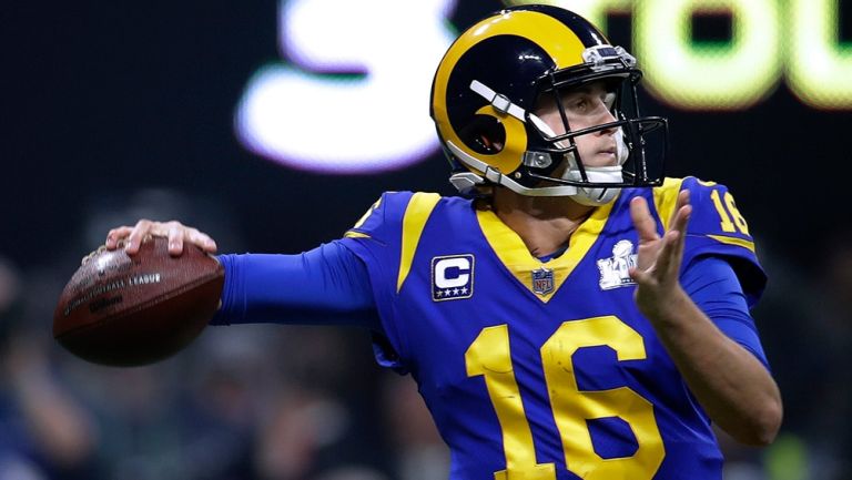 Jared Goff se prepara para lanzar pase