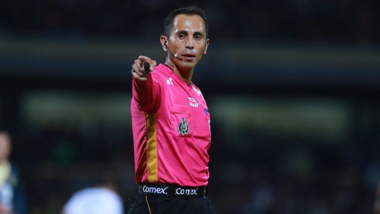 Luis Enrique Santander en acción durante el Pumas vs América