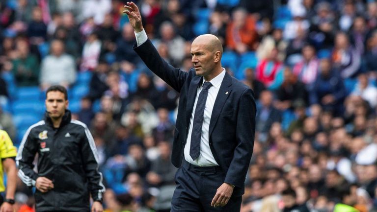 Zidane da indicaciones a su equipo en La Liga 