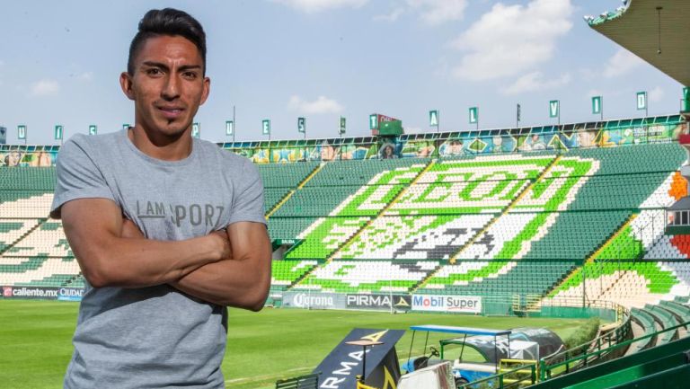 Ángel Mena, posando para la lente de RÉCORD en el Estadio León