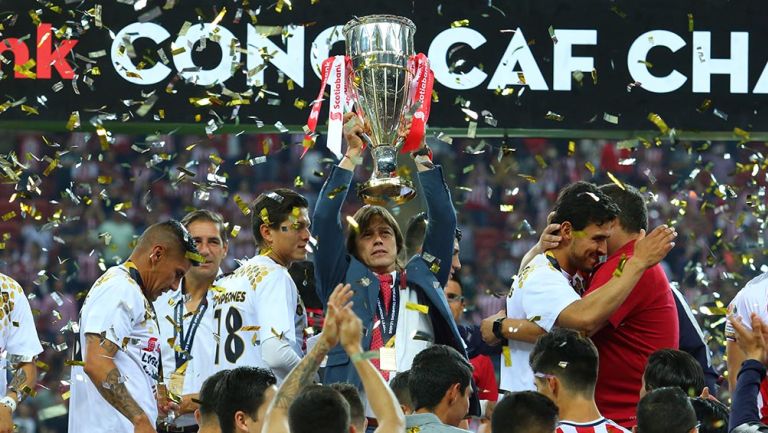 Almeyda levanta el trofeo de Concachampions