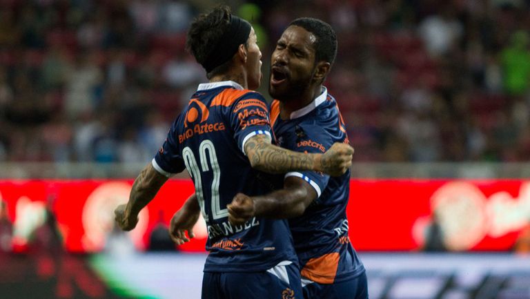 Los jugadores del Puebla festejan un gol contra Puebla