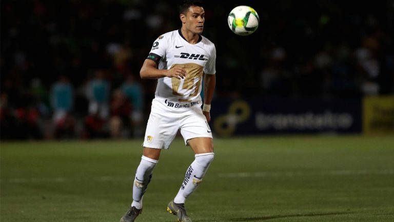 Pablo Barrera conduce el esférico en duelo con Pumas