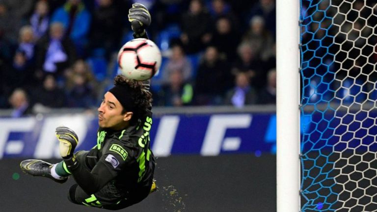 Ochoa desvía un balón durante un partido