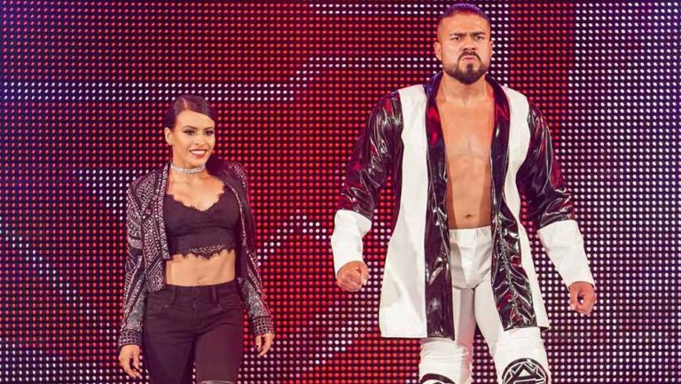 Andrade hace su entrada al ring con Zelina Vega