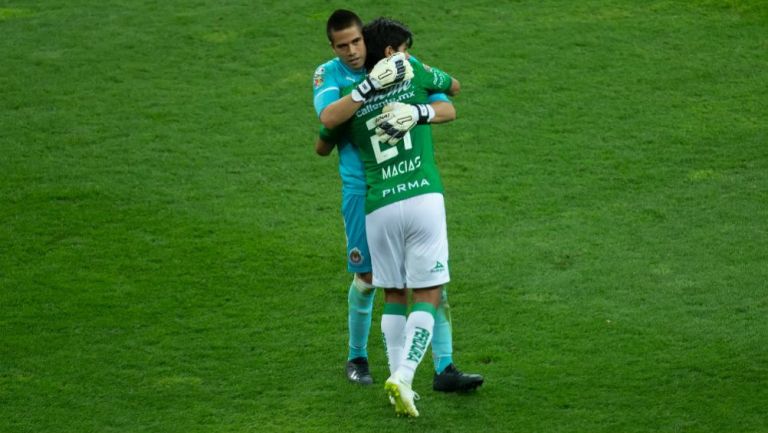 Jiménez y Macías se abrazan después del partido