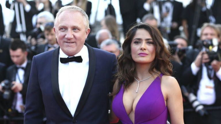 Salma Hayek y su esposo desfilan en una alfombra roja