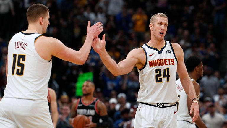 Nikola Jokic felicita a Mason Plumlee