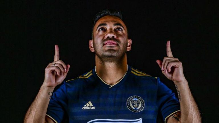 Marco Fabián posa con el jersey del Philadelphia Union