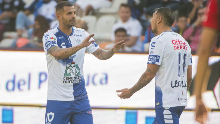 Edwin Cardona y Leonardo Ulloa festejan un gol
