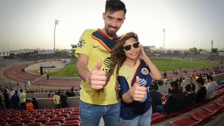 Pareja sonríe previo a un encuentro del América 