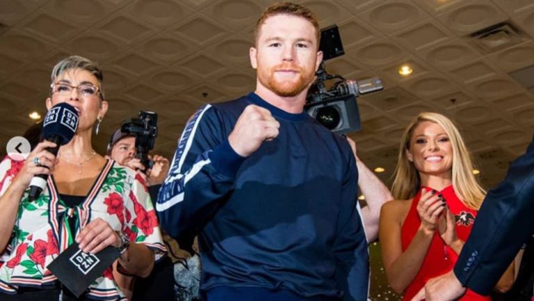 Canelo Álvarez posa para las cámaras en Las Vegas