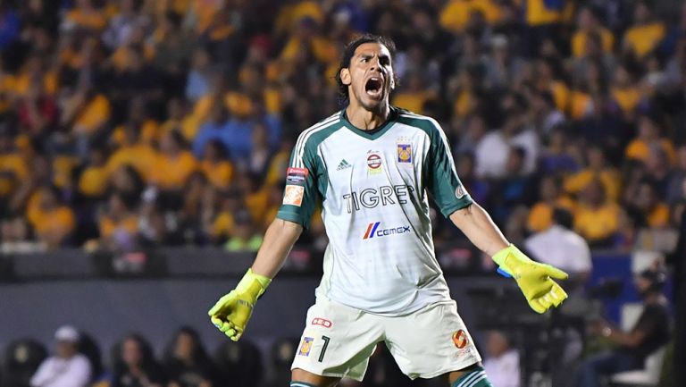 Nahuel Guzmán durante el partido contra Rayados