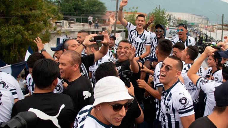 Jugadores de Monterrey en el autobús del equipo