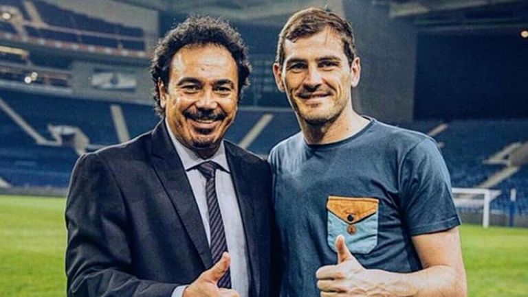 Iker Casillas se toma una foto con Hugo Sánchez