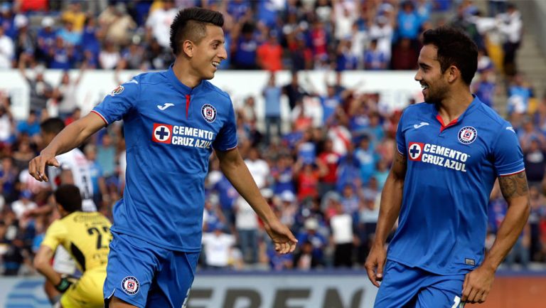 Piojo Alvarado y Adrián Aldrete festejan gol ante Lobos BUAP