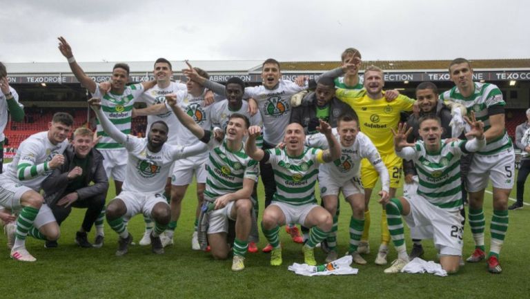 Jugadores del Celtic festejan título
