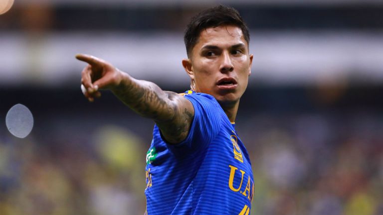 Carlos Salcedo, celebra anotación con Tigres