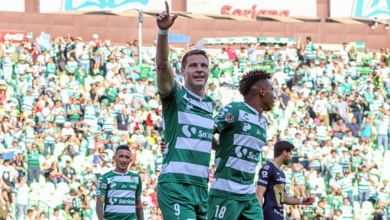 Julio Furch celebra uno de sus goles ante Pumas