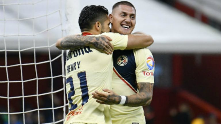 Castillo celebra un gol con Henry Martín