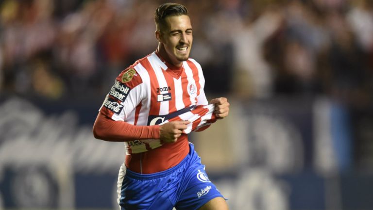 Ían González festeja un gol con San Luis