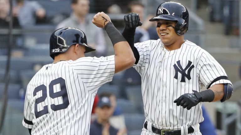 Jugadores de los New York Yankees festejan una carrera