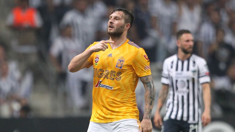 André-Pierre Gignac festeja su gol en el Clásico Regio