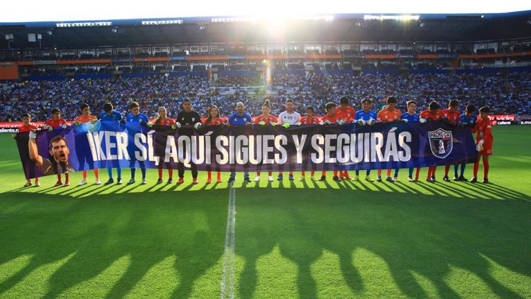 Jugadores del Pachuca muestran manta de apoyo a Casillas