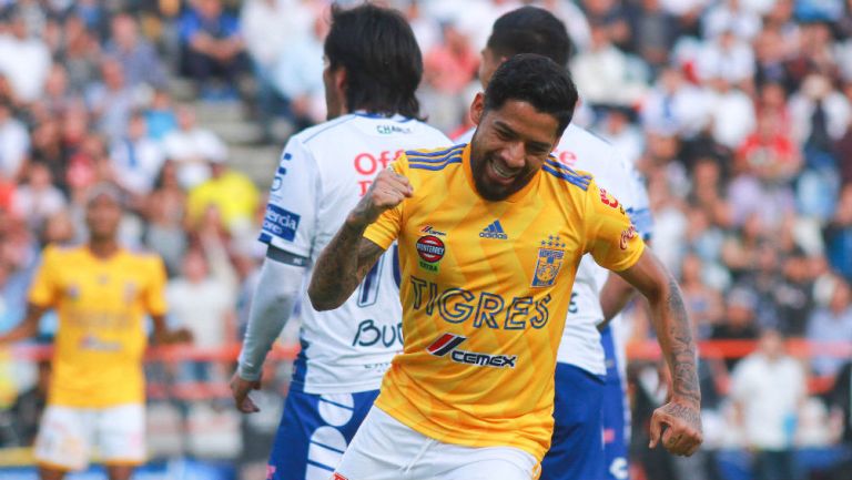 Javier Aquino festeja su gol ante Pachuca