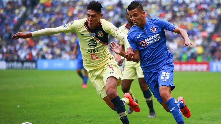 Edson Alvarez y Roberto Alvarado pelean un balón