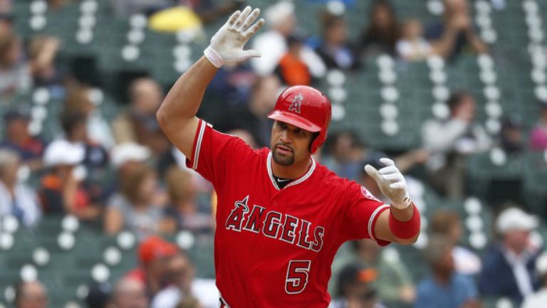 Pujols suelta el bate tras conectar un jonrón solitario ante Detroit