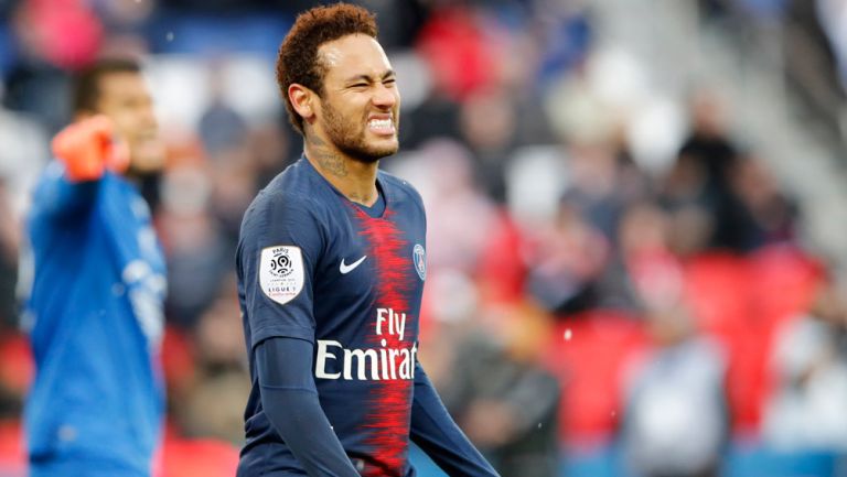 Neymar lamenta una falla en un duelo con el PSG