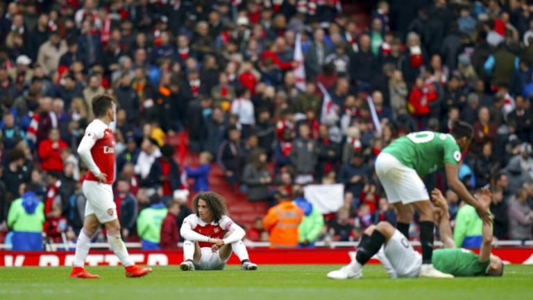 Jugadores del Arsenal se muestran frustrados tras no ganar un encuentro 
