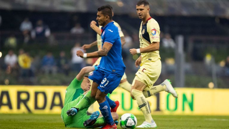 Orbelín Pineda cocha con el meta Agustín Marchesín