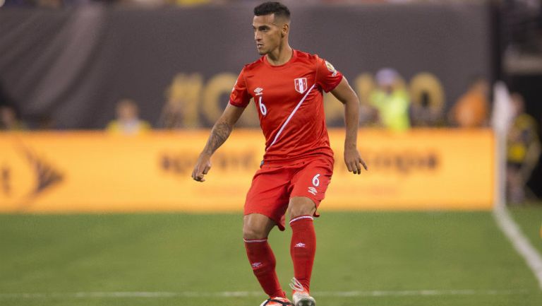 Miguel Trauco durante un juego con la Selección de Perú