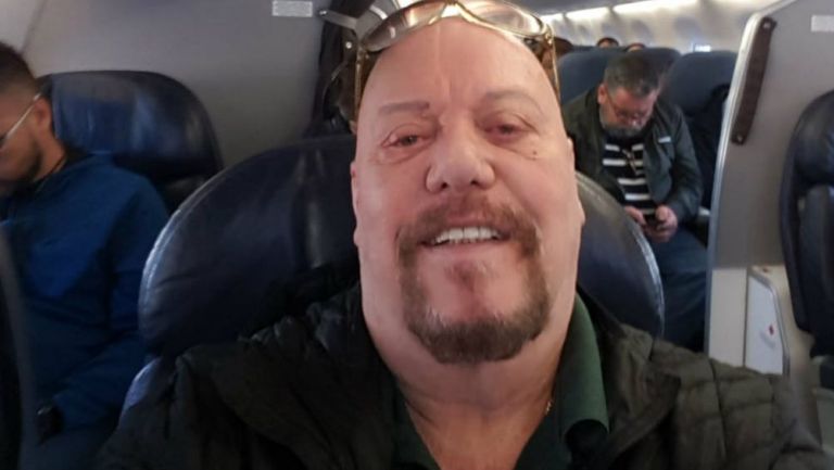 Enrique Bermúdez se toma una selfie en un avión