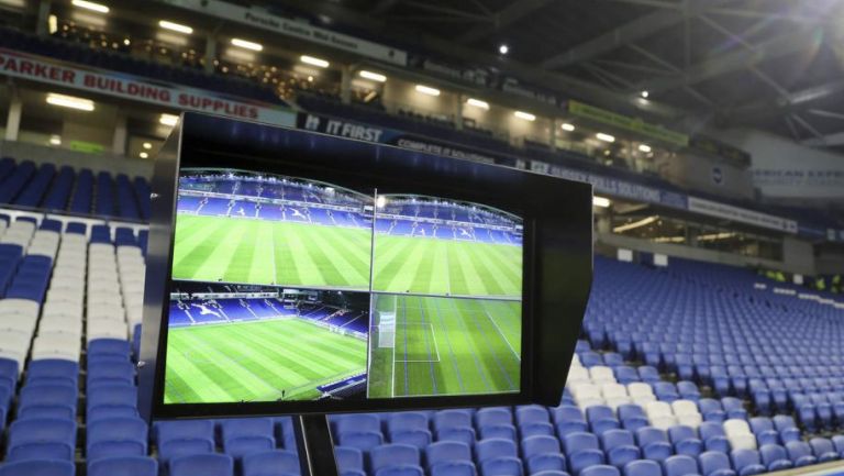 Pantalla del VAR en un estadio