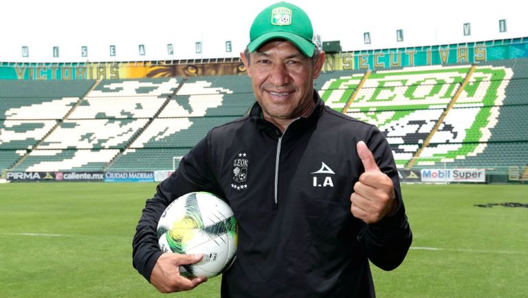 Ignacio Ambriz posa para la cámara de RÉCORD en el Estadio León