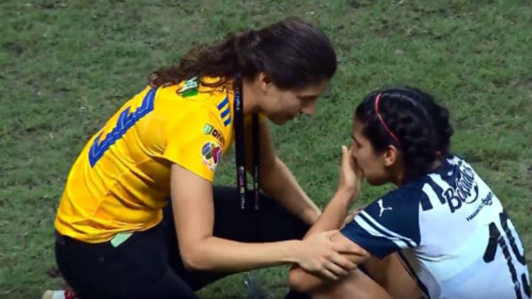 Paulina Solís consuela a Mariana Cadena en Final de Liga MX Femenil