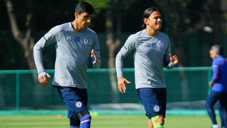 Jordan Silva y Gerardo Flores en un entrenamiento con Cruz Azul