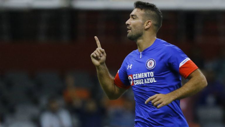 Martín Cauteruccio festeja un gol con el Cruz Azul